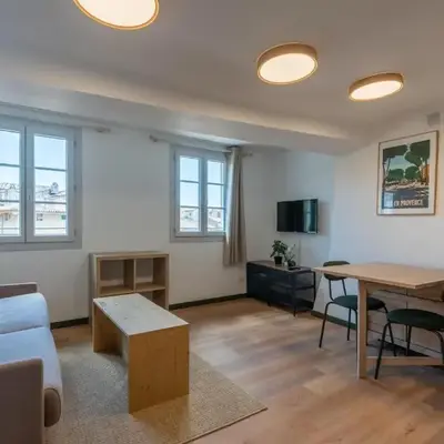 Studio climatisé plein centre 4eme étage