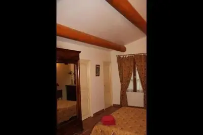 a room with a bedroom with a bed and a window at Gîte une treille en provence in Saint-Didier