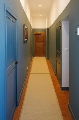 an empty hallway with a door and a carpet at Aix-en-Provence, Centre ville quartier Mazarin, magnifique loft in Aix-en-Provence