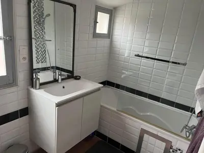 a bathroom with a sink and a tub and a mirror at Aix-en-Provence, Centre ville quartier Mazarin, magnifique loft in Aix-en-Provence