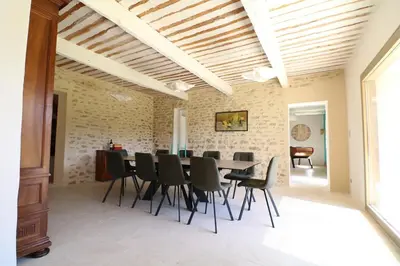 a dining room with a table and chairs at Mas spacieux Les Agasses calme - Isle sur sorgue in LʼIsle-sur-la-Sorgue