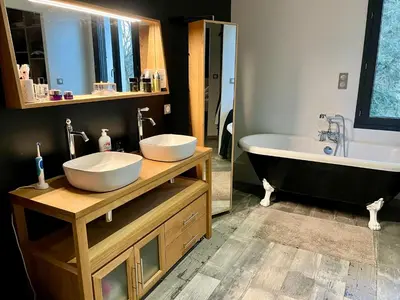 a bathroom with two sinks and a bath tub at Le Mas des platanes-piscine-gîte-Clim-parking in Monteux