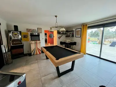 a living room with a pool table in it at Le Mas des platanes-piscine-gîte-Clim-parking in Monteux