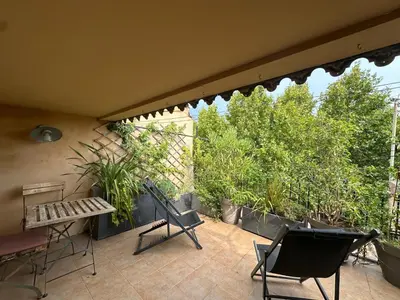 a patio with chairs and a bench and plants at Le Sainte-Victoire - Studio cosy avec sa jolie terrasse - Centre ville historique in Aix-en-Provence