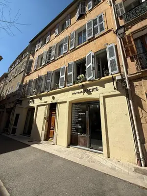 a building on a street in front of a building at Le Sainte-Victoire - Studio cosy avec sa jolie terrasse - Centre ville historique in Aix-en-Provence