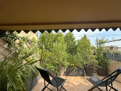 two chairs sitting on a patio with plants at Le Sainte-Victoire - Studio cosy avec sa jolie terrasse - Centre ville historique in Aix-en-Provence