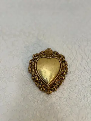 a gold heart shaped object on a white surface at Maison cosy en Provence Proche Golf Pont Royal in Alleins
