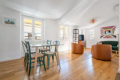 a living room with a table and chairs at Le Chastel, T3, Aix Centre Ville in Aix-en-Provence