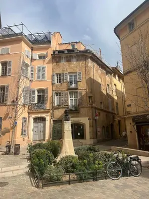 a building with a statue in front of it at Le Chastel, T3, Aix Centre Ville in Aix-en-Provence