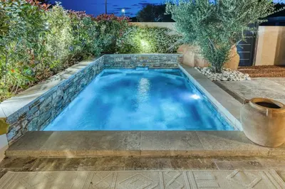 a swimming pool in the backyard of a house at VILLA Isle sur la Sorgue in LʼIsle-sur-la-Sorgue