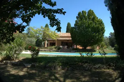 a house with a swimming pool in a garden at Villa provençale 4 chambres à Aix en Provence in Aix-en-Provence