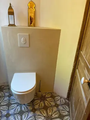 a bathroom with a toilet and a tile floor at Charmante maison de village dans le Luberon in Beaumont-de-Pertuis