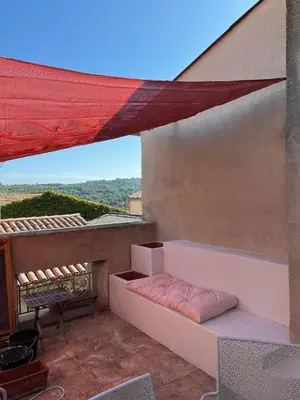 a bench sitting on a balcony with a view at Charmante maison de village dans le Luberon in Beaumont-de-Pertuis