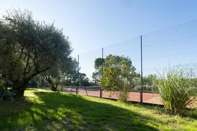 a chain link fence on a tennis court at Gite Lucie in Carpentras