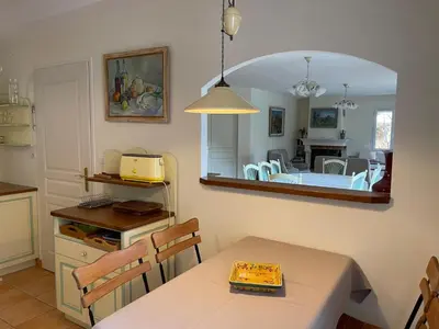 a dining room with a table and a mirror at Villa Nicole avec piscine & jardin privés, parking dans le cœur du Luberon, proche Gordes, Roussillon, Goult, Bonnieux in Oppède