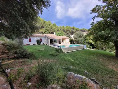 a house with a swimming pool in a yard at Gîte Chrysalide du Luberon in Cheval-Blanc