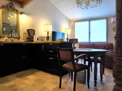 a dining room with a table and a mirror at Appartement Superbe 2 personnes Coeur de ville l'Isle sur Sorgue in LʼIsle-sur-la-Sorgue
