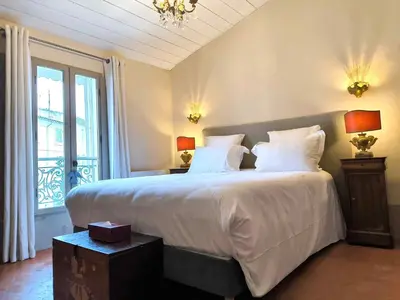 a bedroom with a large bed and a window at Appartement Superbe 2 personnes Coeur de ville l'Isle sur Sorgue in LʼIsle-sur-la-Sorgue