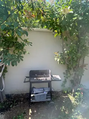 a grill sitting on a table next to a wall at Évasion Ventoux, villa spacieuse et accessible PMR in Carpentras