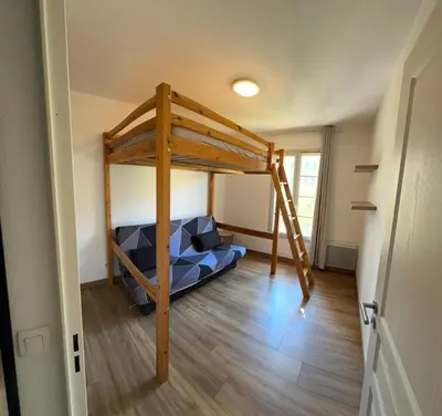 a bedroom with a bunk bed in a room at Appartement calme et spacieux à Aix en Provence in Aix-en-Provence