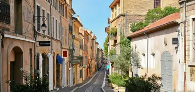 an alley in an old town with buildings at T2 charmant avec mezzanine au cœur d'Aix in Aix-en-Provence