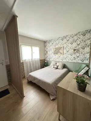 a bedroom with a bed and a window at 10 mn gare TGV Aix, parking gratuit & check-in autonome in Aix-en-Provence