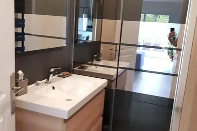 a bathroom with two sinks and a mirror at Appartement Aix, résidence calme avec piscine in Aix-en-Provence
