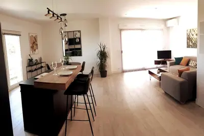 a living room with a table and a couch at Appartement Aix, résidence calme avec piscine in Aix-en-Provence