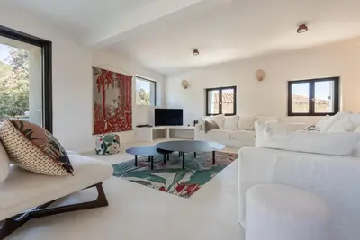 a white living room with a couch and a table at Evasion Luberon in Murs