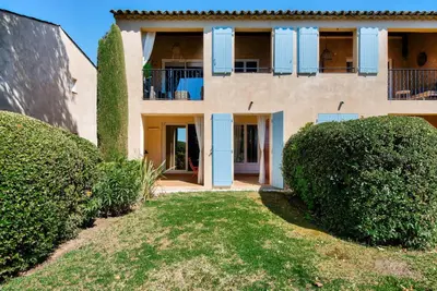 an exterior view of a house with bushes at Résidence Hôtel du Golf de Pont Royal - maeva Home - Appartement avec jardin 2 pièces 4 personnes - Prestige - super Home MAE-8891 in Mallemort