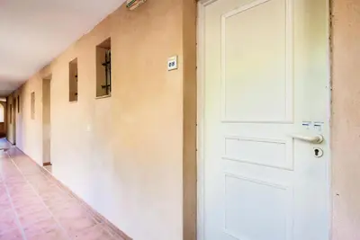 an empty hallway with a white door in a building at Résidence Hôtel du Golf de Pont Royal - maeva Home - Appartement avec jardin 2 pièces 4 personnes - Prestige - super Home MAE-8891 in Mallemort