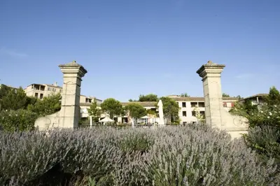 two columns in a garden with purple flowers at Résidence Hôtel du Golf de Pont Royal - maeva Home - Appartement avec jardin 2 pièces 4 personnes - Prestige - super Home MAE-8891 in Mallemort