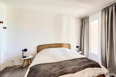 a bedroom with a bed and a window at Résidence Hôtel du Golf de Pont Royal - maeva Home - Appartement avec jardin 2 pièces 4 personnes - Prestige - super Home MAE-8891 in Mallemort