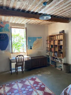 a room with a desk and a chair and a window at La Maison Rose I Maison de village familiale in Lagnes