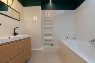 a bathroom with a sink and a bath tub at Appartement T4 plein centre ville escalier étroit in Aix-en-Provence