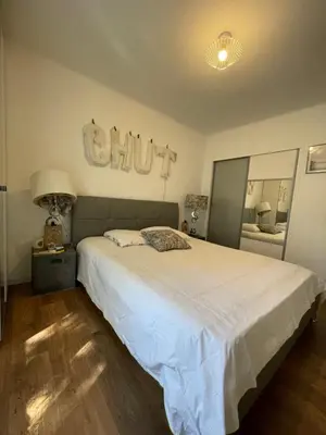 a bedroom with a bed and a sign that reads club at bel appartement T3 Aix Nord in Aix-en-Provence