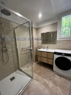 a bathroom with a shower and a washing machine at Charmant appartement rénové, à 15 mn d'Avignon et de son festival in Entraigues-sur-la-Sorgue