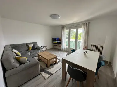 a living room with a couch and a table at Appartement Lumineux avec Balcon in Carpentras