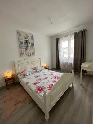 a bedroom with two beds and a table with a lamp at Appartement Lumineux avec Balcon in Carpentras