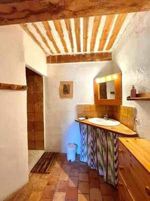 a bathroom with a sink and a mirror at Maison paisible au coeur du Luberon in Bonnieux