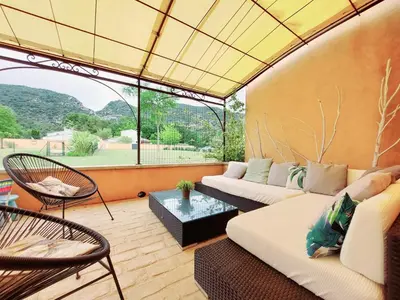 a living room with a couch and chairs at En Provence, Luberon, villa avec piscine à Maubec in Maubec