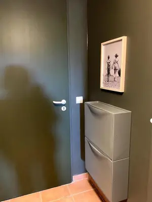 a refrigerator in a room with a picture on the wall at Élégant appartement sur le Golf de Pont Royal in Mallemort