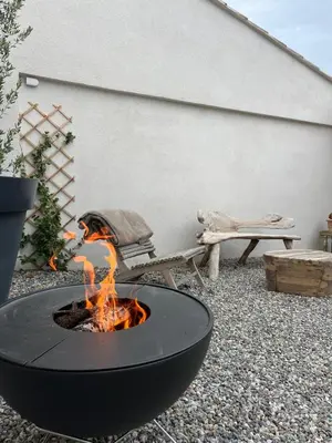 a fire pit in the middle of a yard at La Réserve Hôtes in Aix-en-Provence