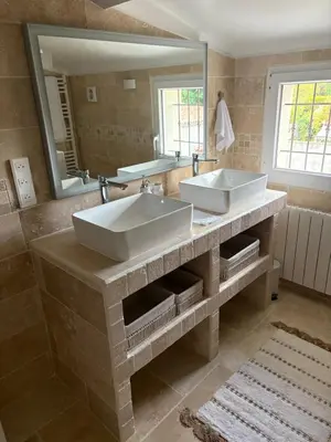 a bathroom with two sinks and a large mirror at Au Bon Mistral in Monteux
