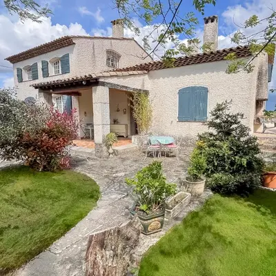 a house with a patio and a yard at Mon coeur de Provence in Banon