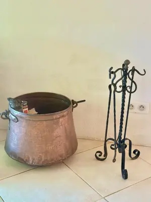 an old copper bucket and a pair of swords at Bastidon Silvestre in Saint-Saturnin-les-Apt