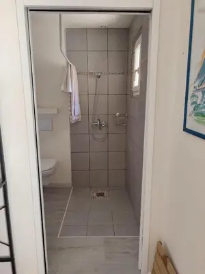 a bathroom with a shower and a toilet at Chambre indépendante avec SDB privative in Avignon