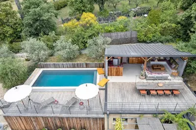 an aerial view of a house with a swimming pool at Souviens-toit in Puget
