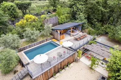 an overhead view of a house with a swimming pool at Souviens-toit in Puget