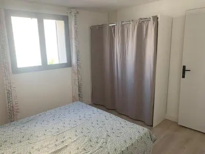 a bedroom with a bed and a window and a shower at Maison rénovée 3 chambres in Mollégès